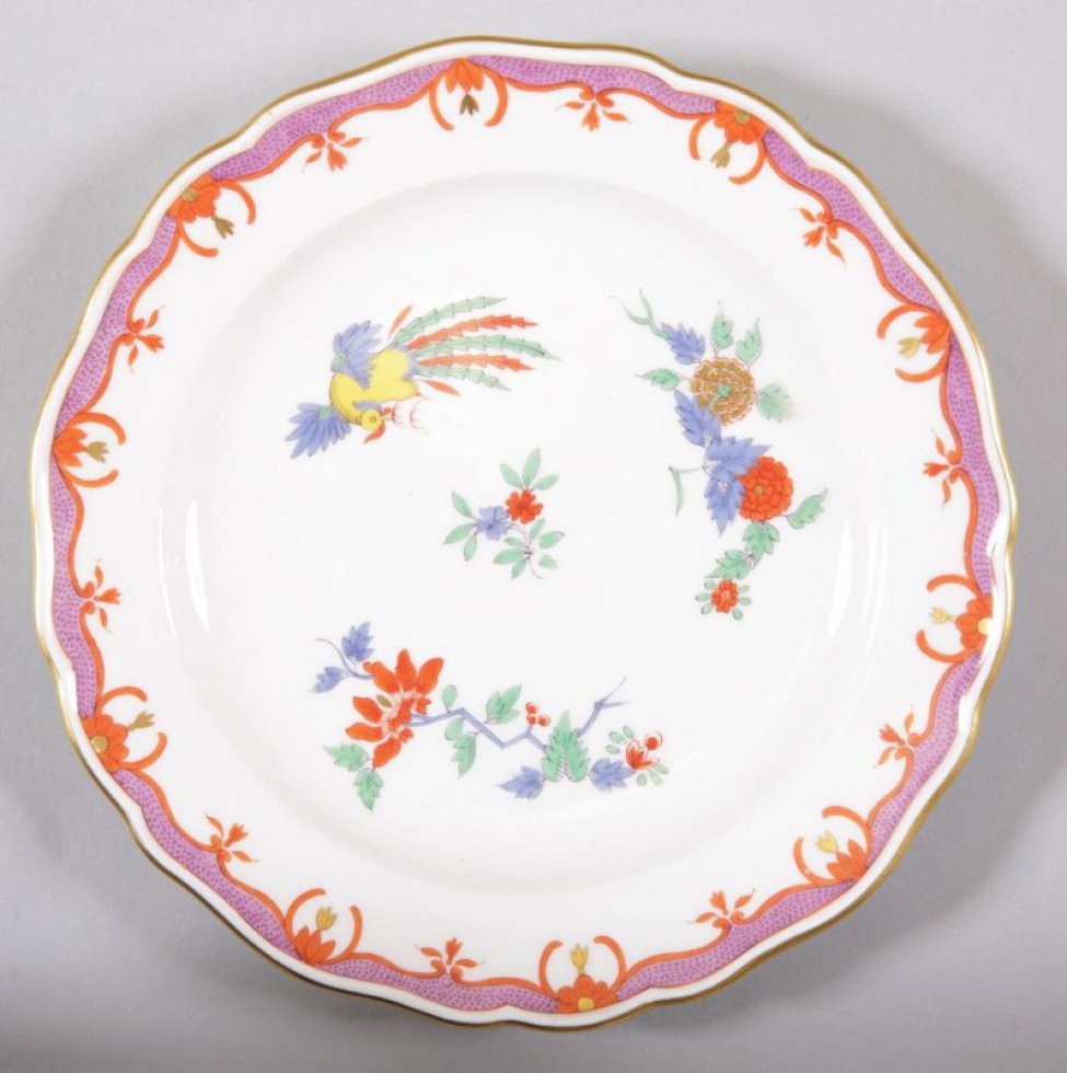 Тарелочка десертная с волнистым бортиком, сиреневой каймой и позолотой по краю. На зеркале стилизованная цветочная роспись с фигуркой фазана.