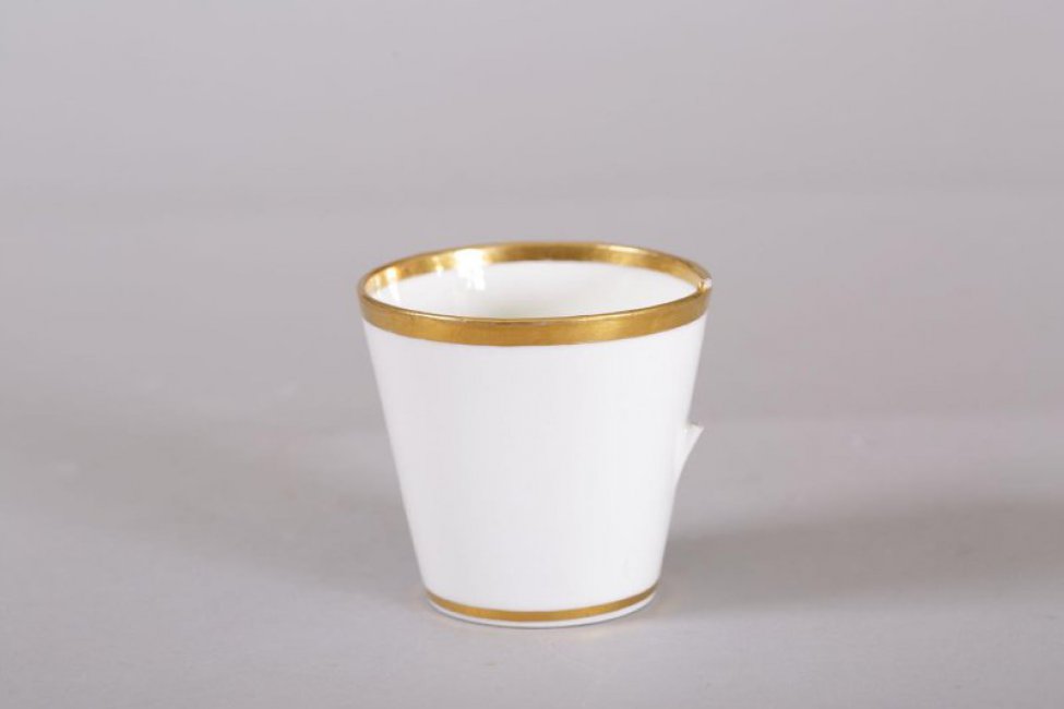 Чашка чайная, конической формы, белая, по внешнему и внутреннему краю борта золоченая кайма; у основания золоченая кайма более узкая.