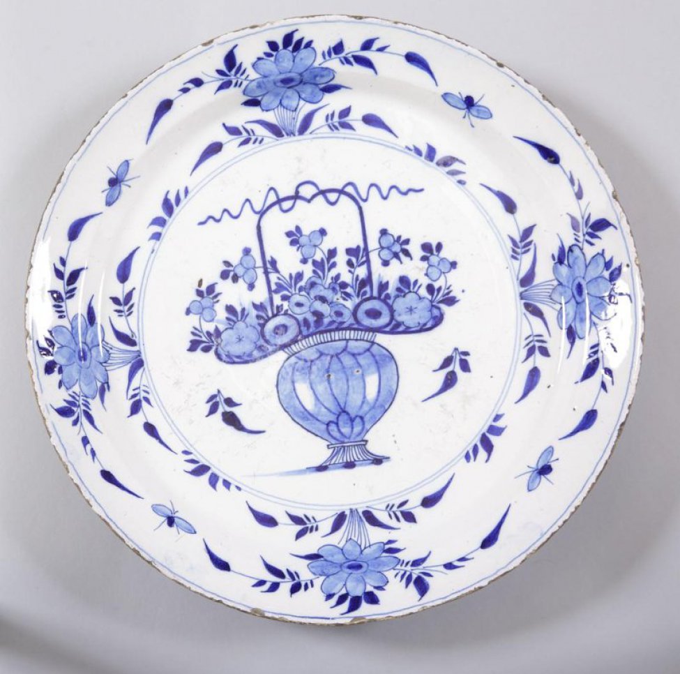 Блюдо круглое, декорировано синим цветочным орнаментом; на дне, в большом медальоне, изображена корзина с цветами