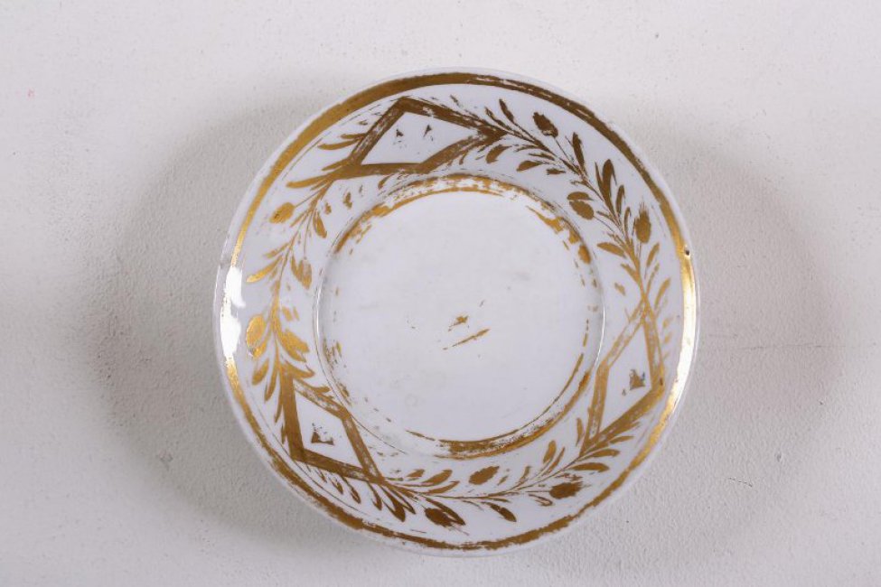 Блюдце чайное; роспись золотом: по борту геометрический орнамент с элементами стилизованного растительного
