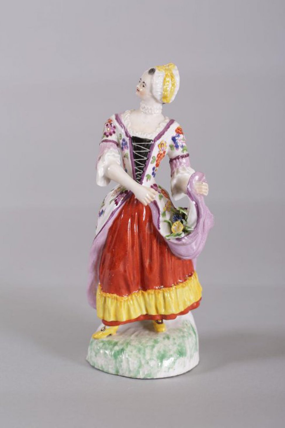 фигура молодой женщины в костюме 18 века с цветами