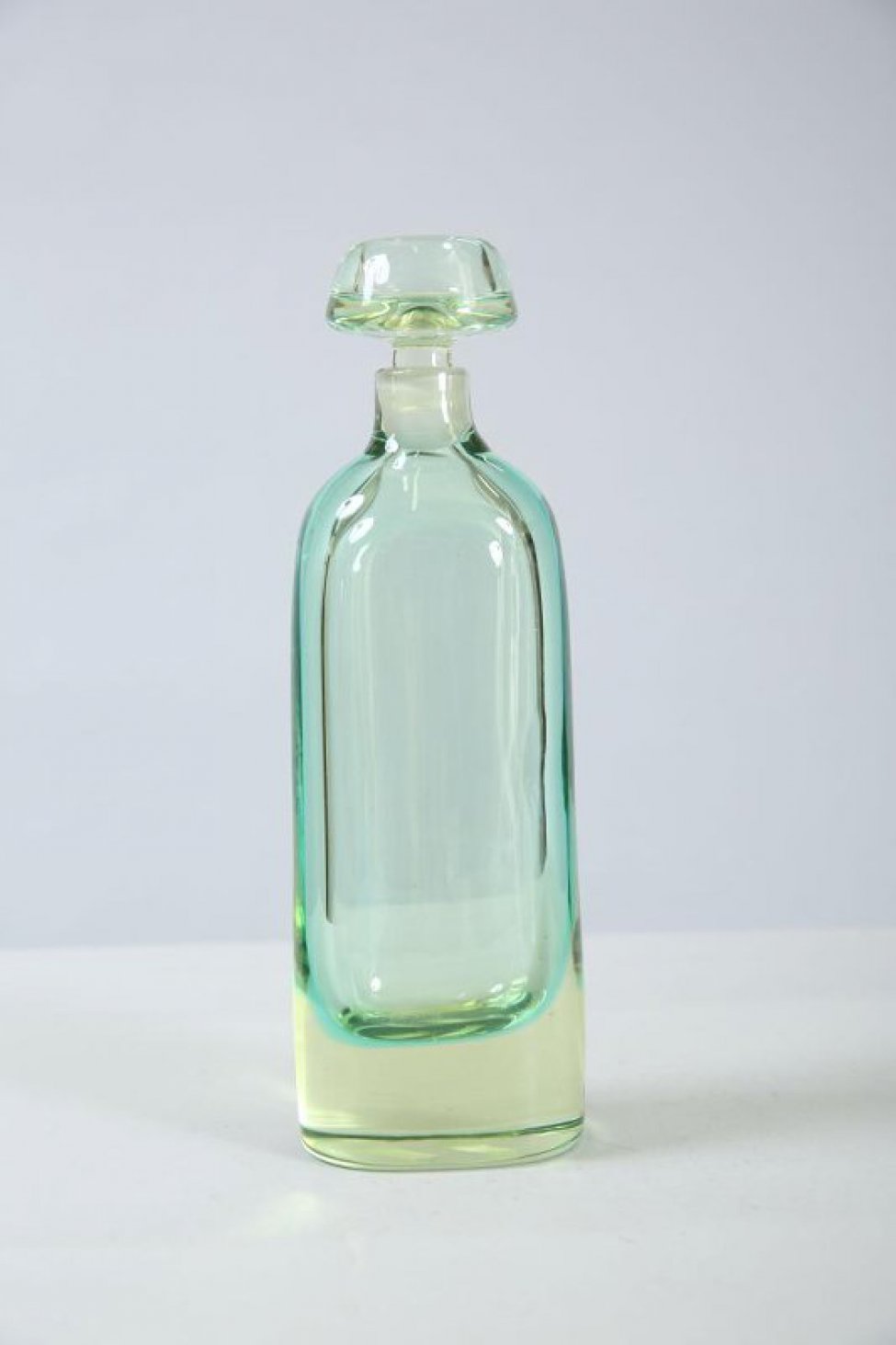 Бутыль с пробкой, высокая, плоская, с утолщенным дном светло-зеленого цвета