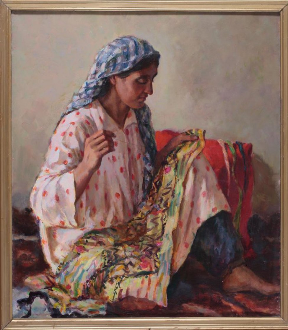 На оливковом фоне изображена молодая женщина, сидящая в 3/4 повороте вправо (лицо почти в профиль) в светлом платье с красными крапинками. На согнутом левом колене накинута пестрая ткань, которую она вышивает.