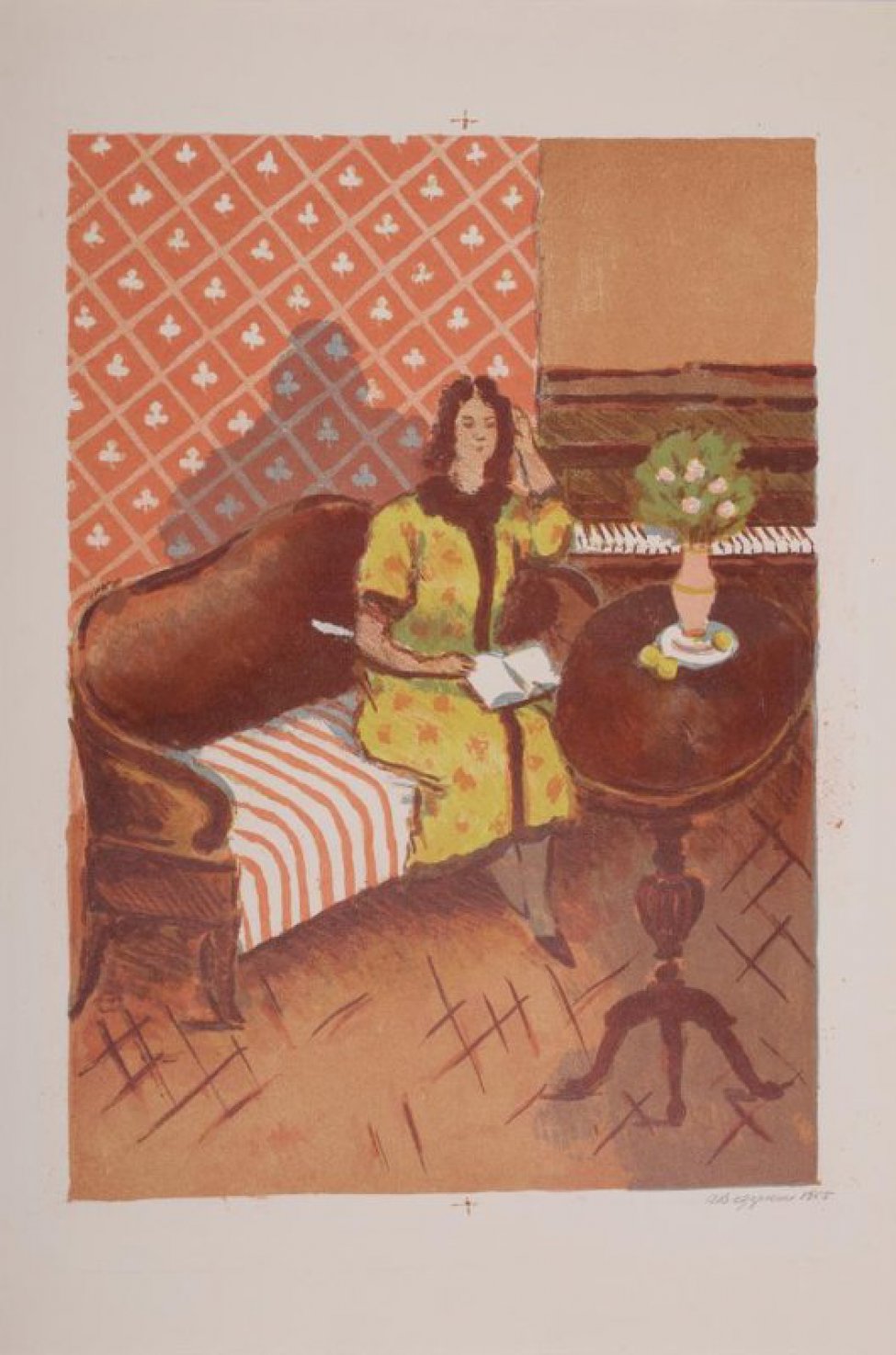 В центре композиции изображена женщина в зеленом халате, сидящая с книгой на диване. Справа-круглый столик с букетом цветов в вазе. На втором плане видно пианино с открытой клавиатурой.