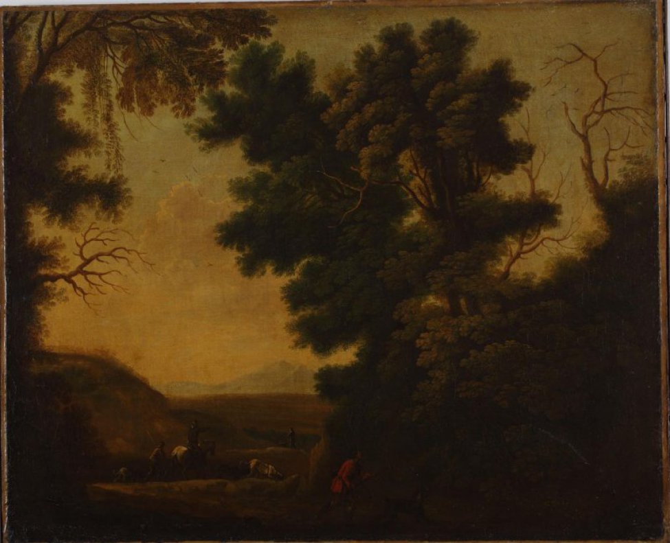 Изображен летний гористый пейзаж с высокими деревьями на первом плане. В центре композиции четыре фигурки людей (одна из них изображена со спины, верхом на лошади), собаки.