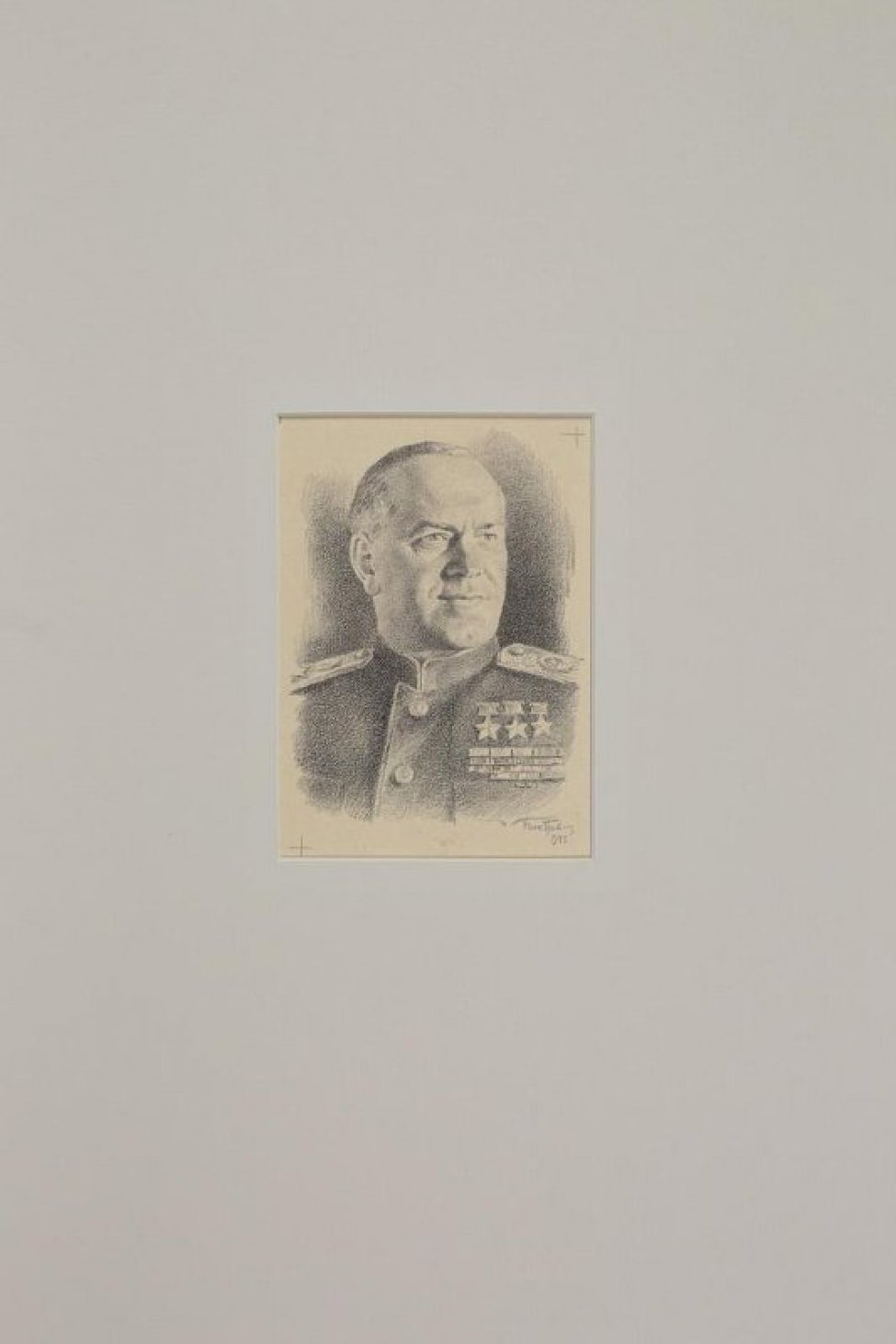 Погрудное изображение  мужчины в военной форме с тремя звездами Героя на груди. На изображении справа внизу : Ник. Павлов. 1945г.