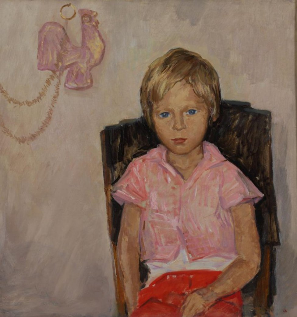 Победренное изображение сидящей голубоглазой девочки со светлыми волосами в розовой кофточке. На светлом фоне изображение петуха.