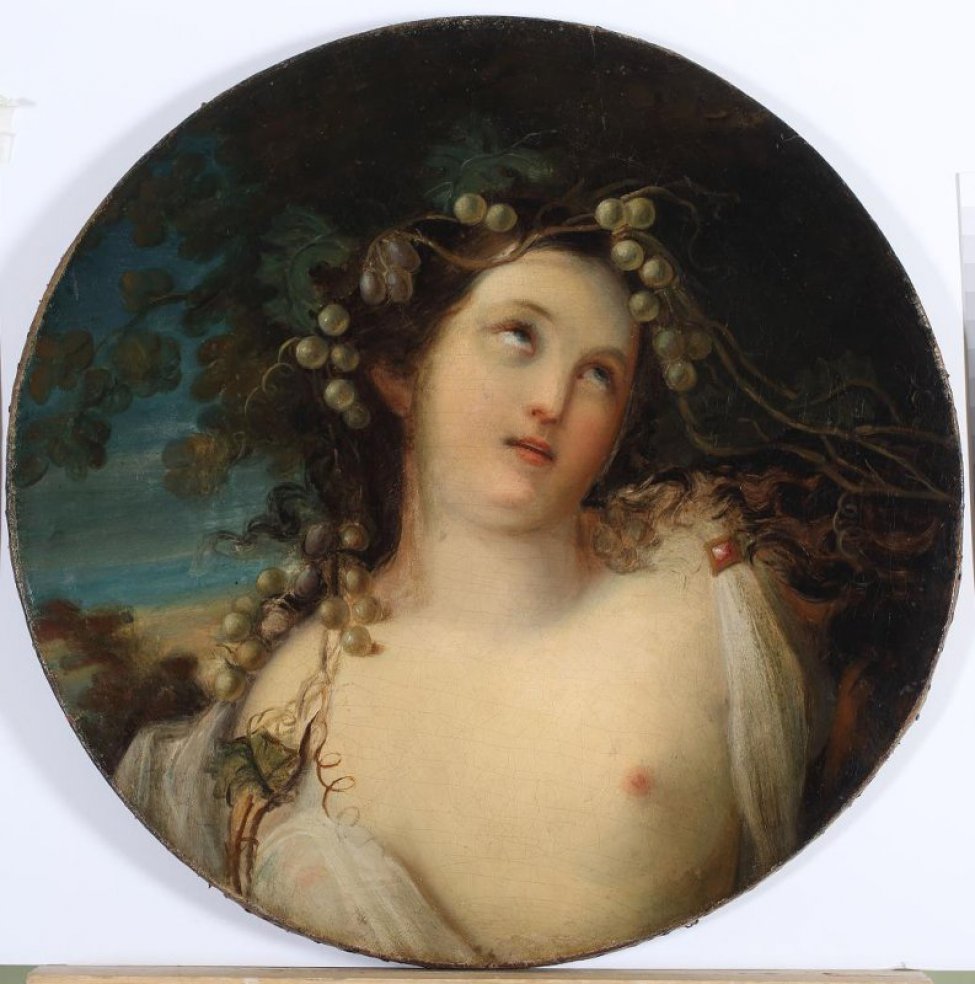 Изображает молодую женщину погрудно в фас с венком из виноградных гроздьев и листьев на голове на фоне пейзажа. На плечи накинута тонкая белая туника. Левая грудь обнажена.