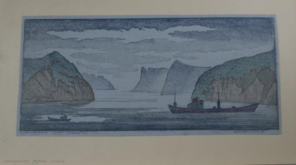 Изображено водное пространство, окруженное скалами, справа высокий берег. На воде стоят слева небольшая яхта, справа крупное рыболовное судно.