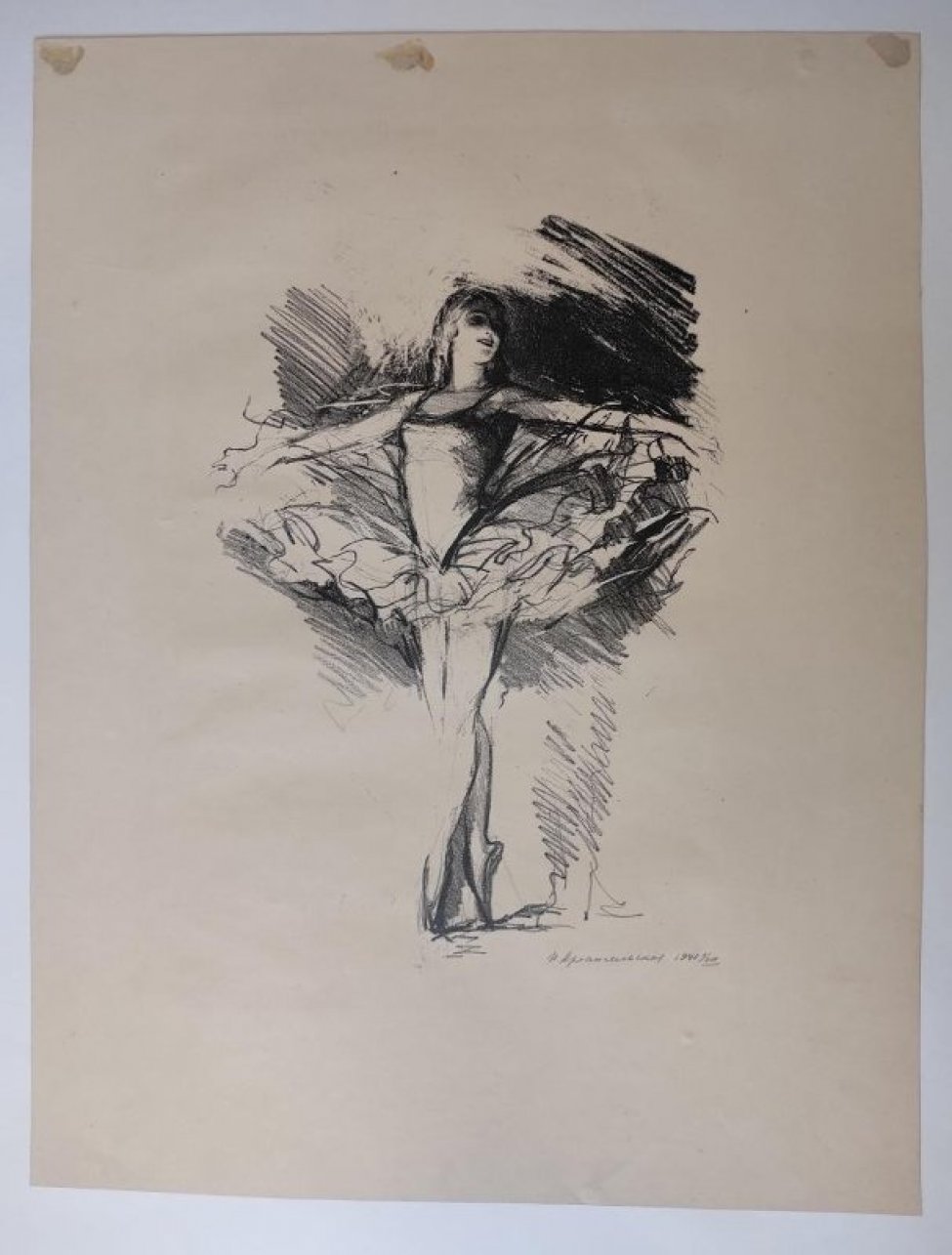 Изображена балерина в костюме «лебедя» на пальцах в V-й позиции epollemente croisee, руки на II-й позиции allongee.