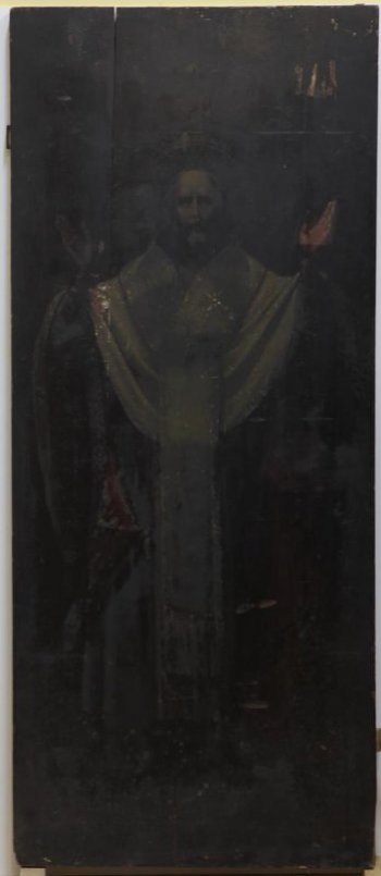 Доска: Икона без выемки, с двумя врезными шпонками.
Изображен святой в епископском облачении, с руками, поднятыми вверх, в рост, лицо и фигура обращены прямо к зрителю.