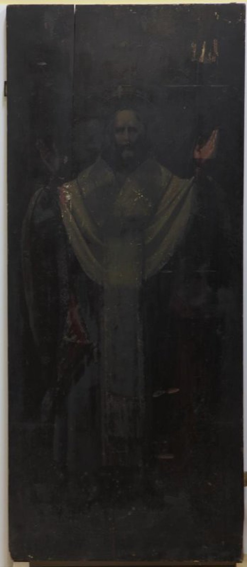 Доска: Икона без выемки, с двумя врезными шпонками.
Изображен святой в епископском облачении, с руками, поднятыми вверх, в рост, лицо и фигура обращены прямо к зрителю.