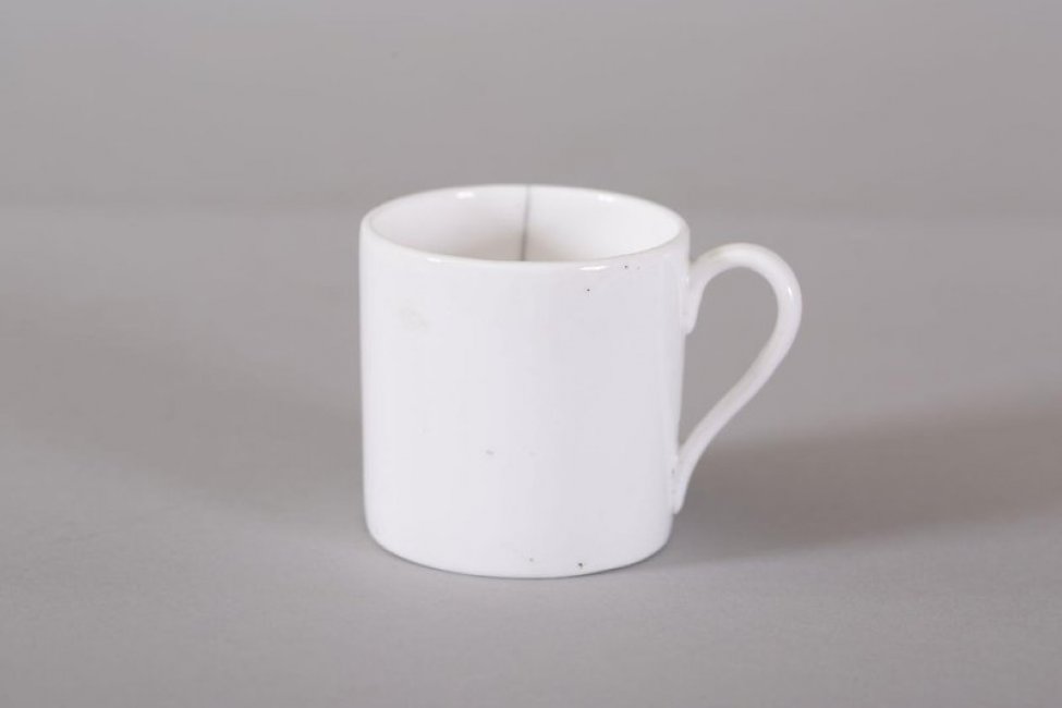 Чашка белая, цилиндрической формы с петлевидной ручкой