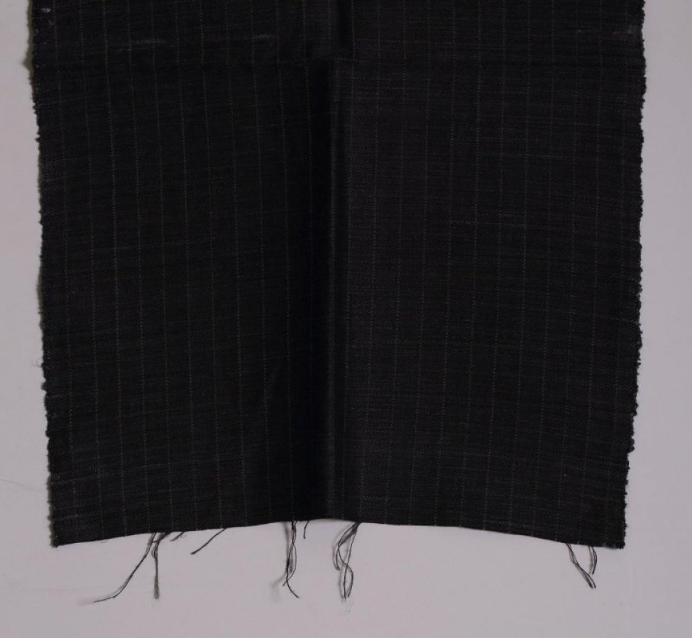 Пестрядь («штанная») черного цвета в узкую светлую полоску. Рисунок переплетения нитей «в елочку»