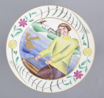 Блюдо круглое с широким бортом, украшенным цветочно-лиственным декором. На зеркале изображен юноша в зеленой рубахе, на фоне воды и лодки, в дали - крестьянская постройка; в руках юноша держит рыболовную снасть.